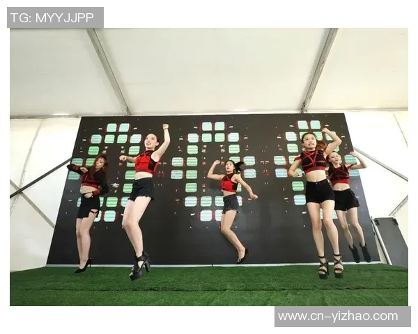 足球宝贝魅力四射展现青春活力与运动激情的完美结合